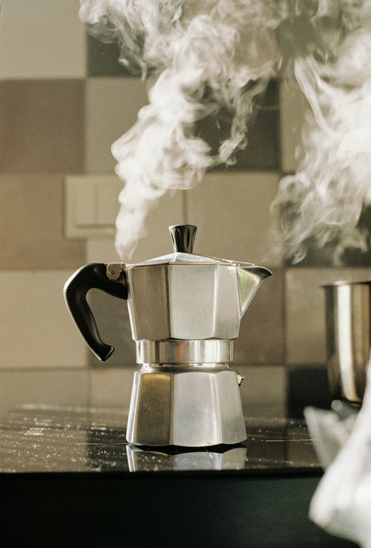 [BREWMENT] The "Moka Pot Wet Towel Chill": How to stop burnt metallic bitterness in stovetop espresso