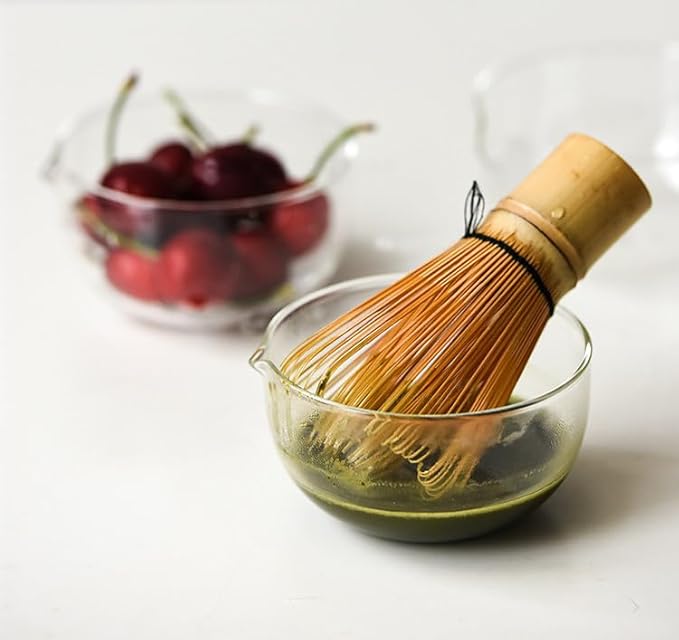 Glass Matcha Bowl With Pouring Spout, Ceremonial Mixing Chawan, 4.5 in, Clear Japanese Style Matcha Green Tea Cup, Hammer Spouted Matcha Mixer，Matcha Bowls，Glass, transparent, no lines (370ML)