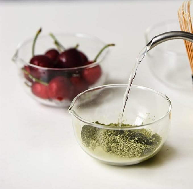Glass Matcha Bowl With Pouring Spout, Ceremonial Mixing Chawan, 4.5 in, Clear Japanese Style Matcha Green Tea Cup, Hammer Spouted Matcha Mixer，Matcha Bowls，Glass, transparent, no lines (370ML)
