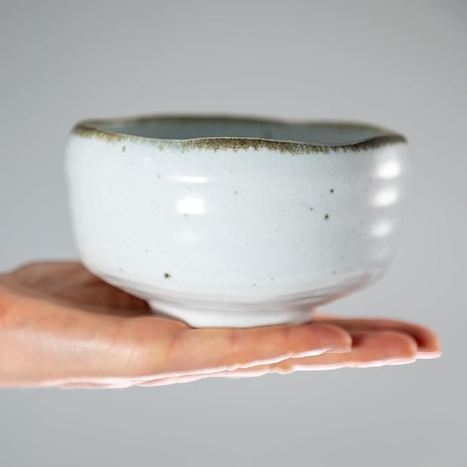 Asayu Japan Shirotsuchi Matcha Bowl - Handmade Gifu Japan Ceramic Chawan, 12 cm (4.72″) Diameter x 7.3 cm (2.87″) Height, 365 g - White with Brown Rim & Speckled Finish