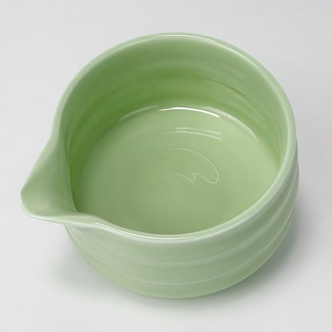 Ceramic Matcha Bowl with Spout 500ml / 17oz, Japanese Chawan for Whisking & Pouring, Handmade Matcha Tea Bowl for Green Tea Ceremony & Daily Use (Matcha Green)