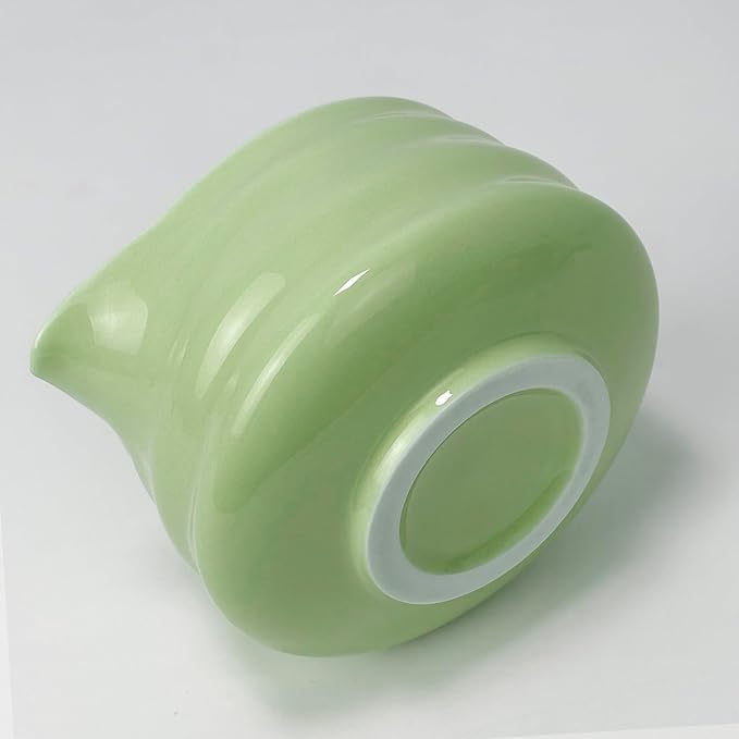Ceramic Matcha Bowl with Spout 500ml / 17oz, Japanese Chawan for Whisking & Pouring, Handmade Matcha Tea Bowl for Green Tea Ceremony & Daily Use (Matcha Green)