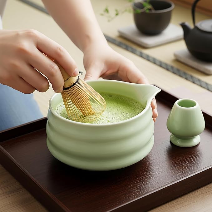 Ceramic Matcha Bowl with Spout 500ml / 17oz, Japanese Chawan for Whisking & Pouring, Handmade Matcha Tea Bowl for Green Tea Ceremony & Daily Use (Matcha Green)