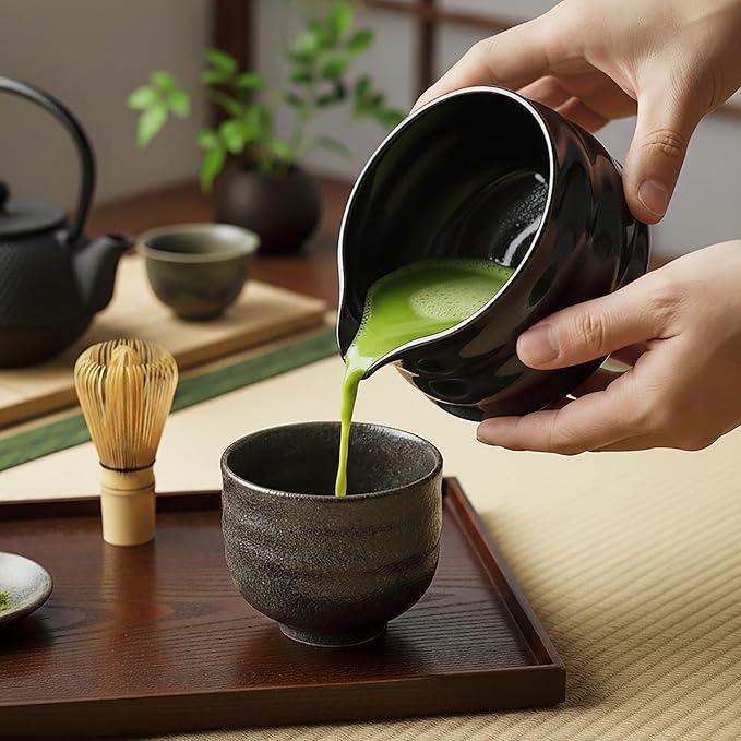 Ceramic Matcha Bowl with Spout 500ml / 17oz, Japanese Chawan for Whisking & Pouring, Handmade Matcha Tea Bowl for Green Tea Ceremony & Daily Use (Black)