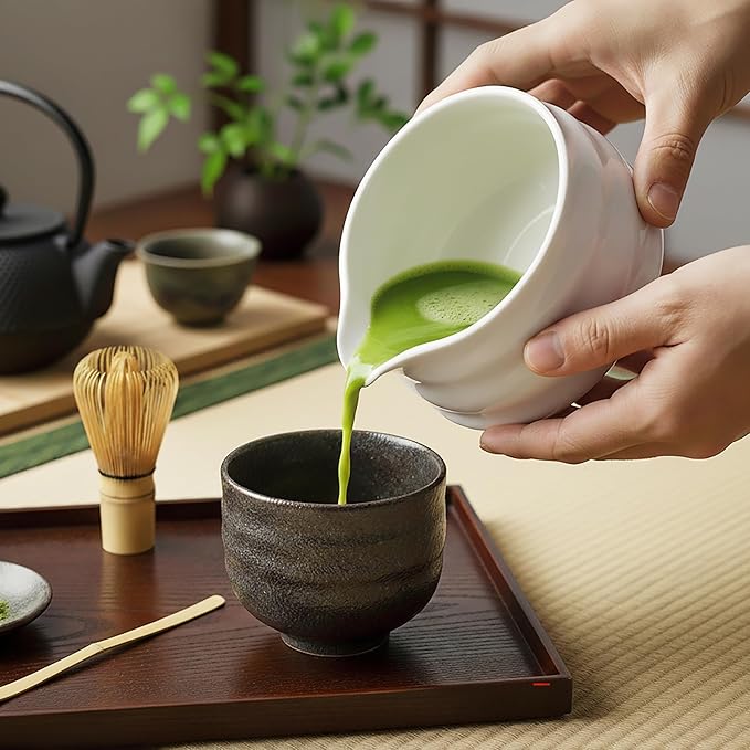 Ceramic Matcha Bowl with Spout 500ml / 17oz, Japanese Chawan for Whisking & Pouring, Handmade Matcha Tea Bowl for Green Tea Ceremony & Daily Use (White)