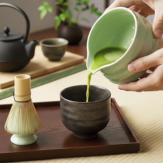 Ceramic Matcha Bowl with Spout 500ml / 17oz, Japanese Chawan for Whisking & Pouring, Handmade Matcha Tea Bowl for Green Tea Ceremony & Daily Use (Matcha Green)