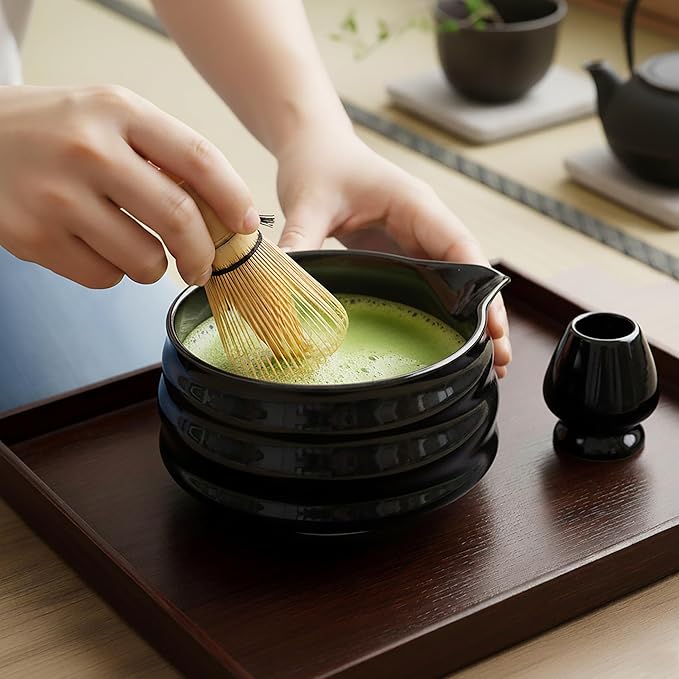 Ceramic Matcha Bowl with Spout 500ml / 17oz, Japanese Chawan for Whisking & Pouring, Handmade Matcha Tea Bowl for Green Tea Ceremony & Daily Use (Black)