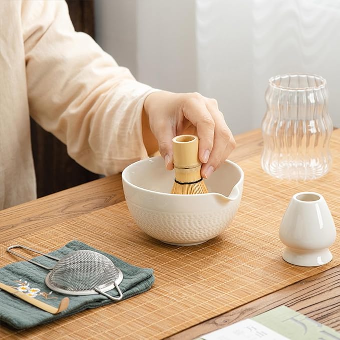 Matcha Bowl with Spout, 500 ml/18 oz Ceramic Matcha Mixing Bowl, Japanese Ceremonial Matcha Chawan for Matcha Powder/Salad/Fruit/Soup/Tea - White